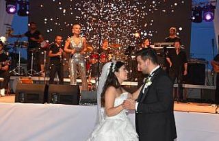 İrem Derici ve Merve Özbey Gönen’de sahne aldı