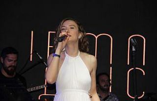 Irmak Arıcı sevenleriyle buluştu