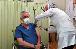 Isparta Belediye Başkanı Başdeğirmen’den aşı...