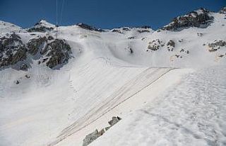 İtalya’da Presena buzulunun erimesine karşı muşambalı...