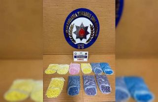 İzmir’de bir araca uyuşturucu baskını: 10 bin...