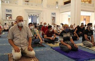 İzmir’de Kurban Bayramı namazı tedbirlerle kılındı