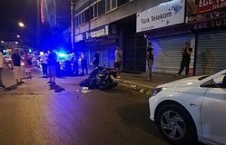 İzmir’de motosiklet otomobile çarptı: 1’i polis,...