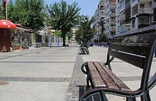 İzmir’de sahiller doldu, kent merkezi boş kaldı