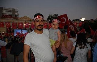 İzmirli vatandaşlar 15 Temmuz’da Konak Meydanı’nı...