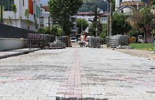 İzmit Belediyesi Yeşilova’da parkeleri yeniliyor