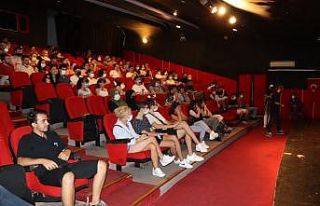 İzmit Tiyatro Günleri ’Komedya’ ile başladı