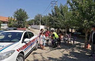 Jandarma ekiplerinden sürücülere bayram ikramı
