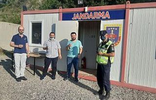 Jandarma ekiplerinden sürücülere çay ve şeker...