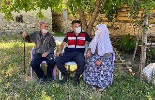 Jandarmadan şehit ailelerine ziyaret