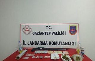 Jandarmadan uyuşturucu satışı yapılan eve operasyon:...