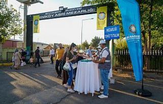 Kabir ziyareti yapanlara lokum ikramı