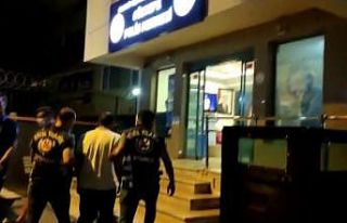 Kadıköy’de değnekçilik yapan şahıs sivil polisler...