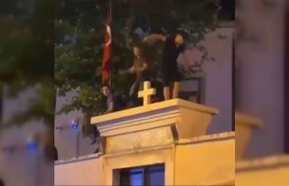 Kadıköy’de kilise duvarında dans eden 3 şüpheli...