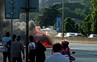 Kadıköy’de, trafiğin ortasındaki araç alev...