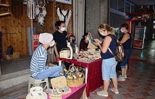 Kadın girişimciler çareyi kaldırıma stant kurmakta...