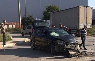 Kamyon ile otomobil çarpıştı, aynı aileden 5...