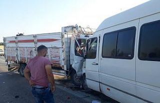 Kamyonet ile minibüsün çarpıştığı kazada can...