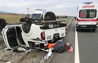 Kamyonet şarampole devrildi, bir aile ölümden döndü:...