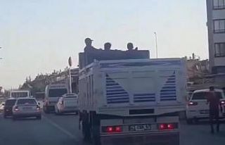 Kamyonet üzerinde tehlikeli yolculuk