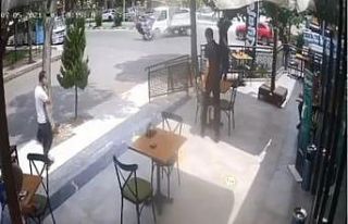 Kamyonete çarpan motosikletin sürücüsü metrelerce...