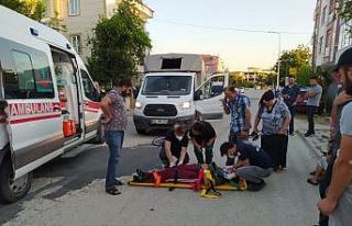Kamyonetin çarptığı çocuğu annesi teselli etti