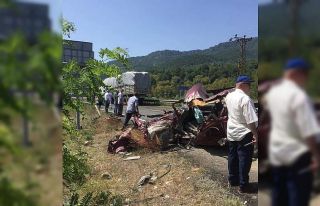 Kamyonla çarpışan pikap sürücüsü ağır yaralandı