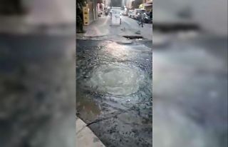 Kanalizasyon yenileme çalışmasında su borusu patladı,...