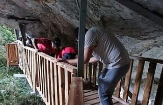 Kanyonda ayağı kırılan kadını 1 kilometre taşıdılar
