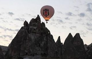 Kapadokya’da gökyüzünde balonların dansı