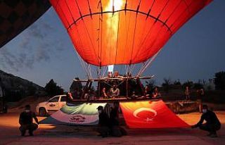 Kapadokya’da Türkiye ve Guatemala bayrakları gökyüzünde...