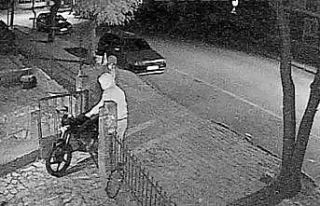 Kapşonlu gençlerin motosiklet hırsızlığı kamerada