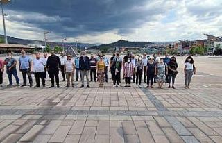 Karabük’te gazeteciler anıta çelenk koydu