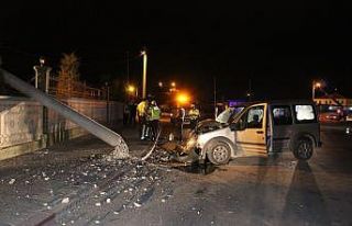Karaman’da hafif ticari araç beton elektrik direğini...