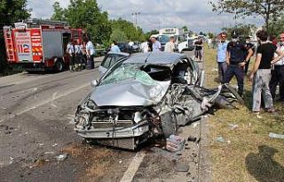 Karşı şeride geçen otomobil tır ile çarpıştı:...