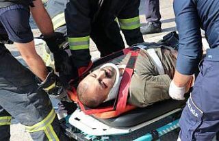 Karşı şeride uçan otomobilde can pazarı