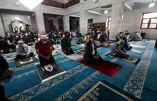 Kars’ta Bayram namazında camiler doldu