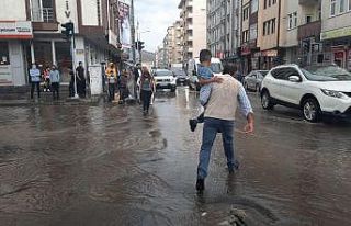 Kars’ta caddeler göle döndü