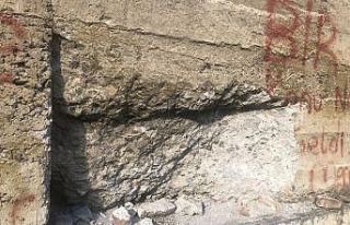 Kars’ta tarihi yapının duvarını kırdılar