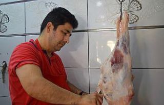 Kasaplar bayramın ikinci gününde de taleplere yetişmek...