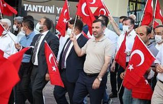 Kavak tek yürek oldu