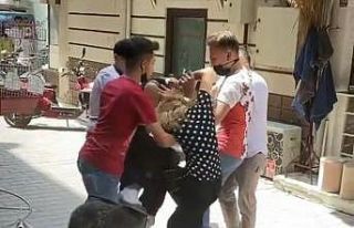 Kavga eden genç kızları esnaflar zor ayırdı,...