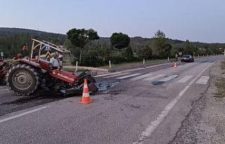 Kavşağa dönüş yapan traktöre çarptı: 2 yaralı