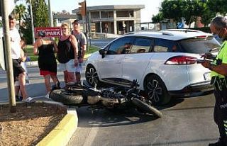Kavşağa ters şeritten girince motosiklete çarptı:...