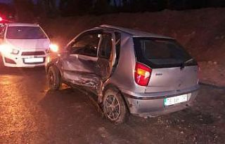 Kavşakta çarpıştılar; 4 kişi yaralandı