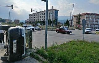 Kavşakta direksiyon hakimiyetini kaybedip devrildi