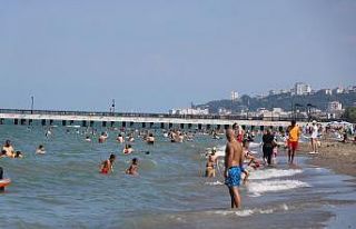 Kavurucu sıcaklarda vatandaşlar sahillere akın...