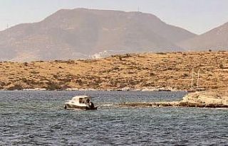 Kayalıklara oturan tekneyi Kıyı Emniyet kurtardı