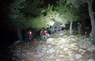 Kayalıklarda mahsur kalan 2 kişi kurtarıldı
