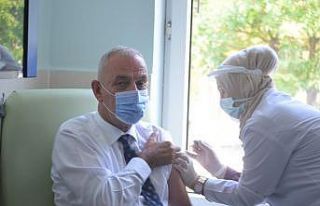 Kaymakam Aksoy 3.doz aşısını yaptırdı, vatandaşları...